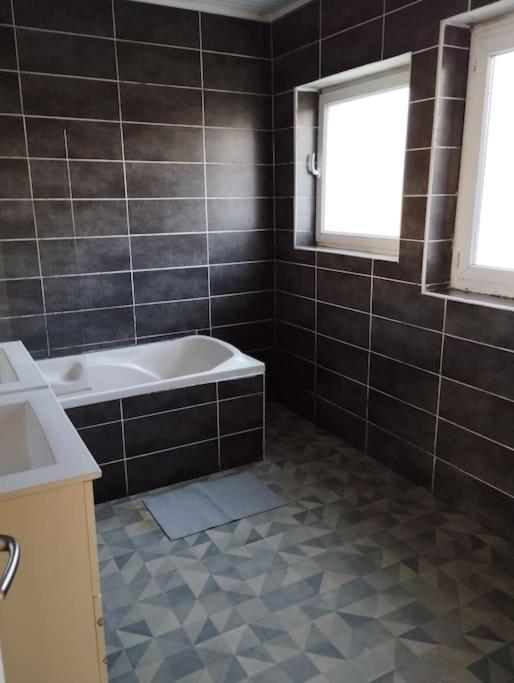 Maison Pour 11 Personnes Max Tv Dans Les 4Chambres Brest Exterior photo